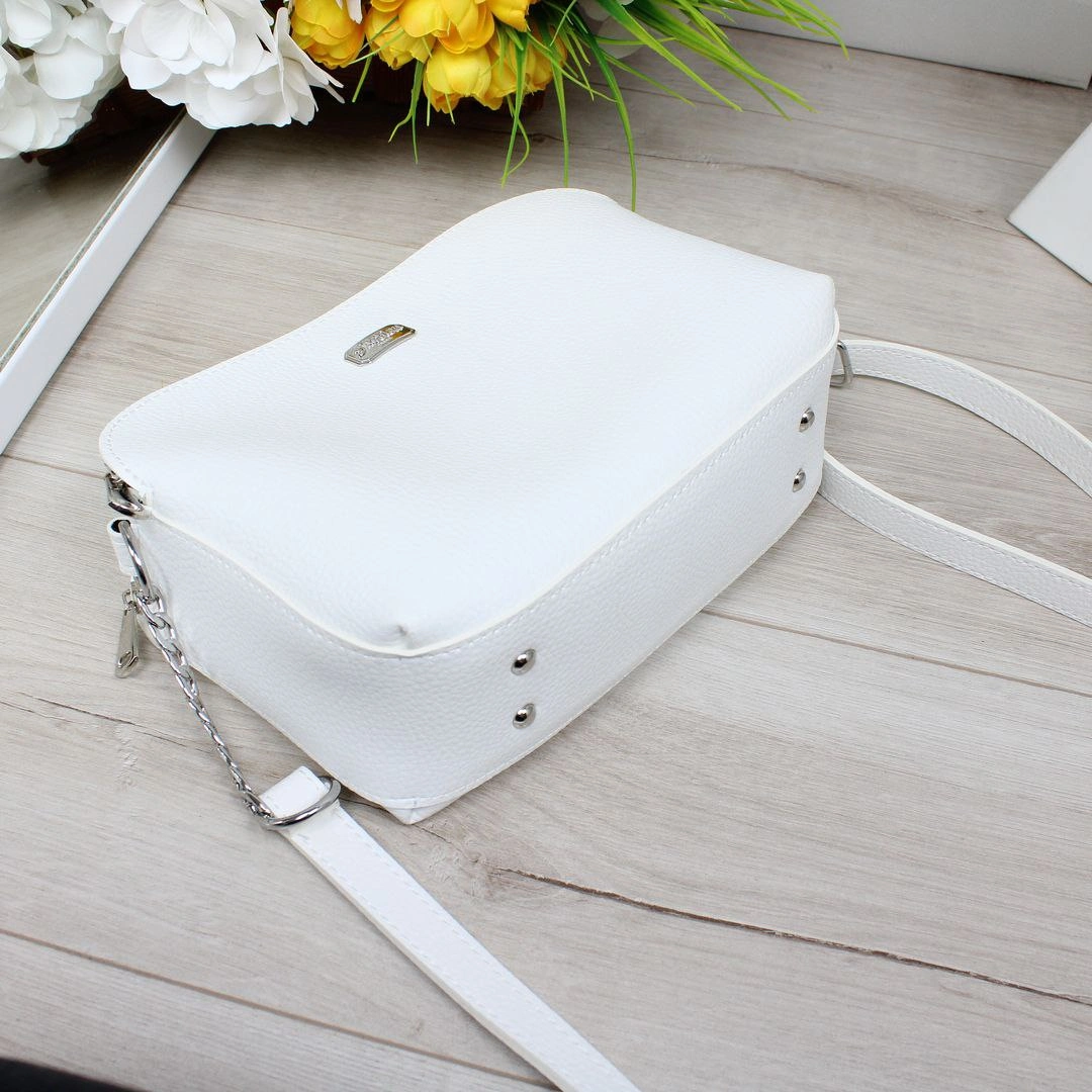 Жіноча біла сумка крос-боді зі шкірозамінника – легкість і сучасність